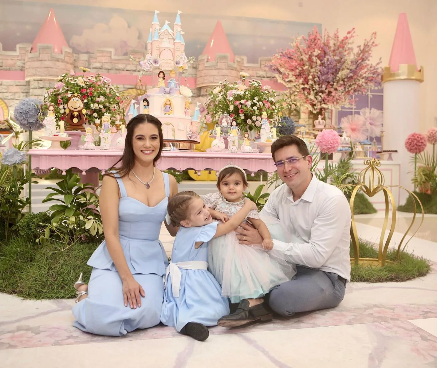 Diana e Eduardo Vasconcelos assopram a primeira velinha da filha Maria Eduarda
