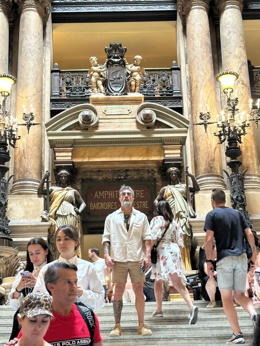 Marcos Mion dando close na Ópera Garnier, em Paris