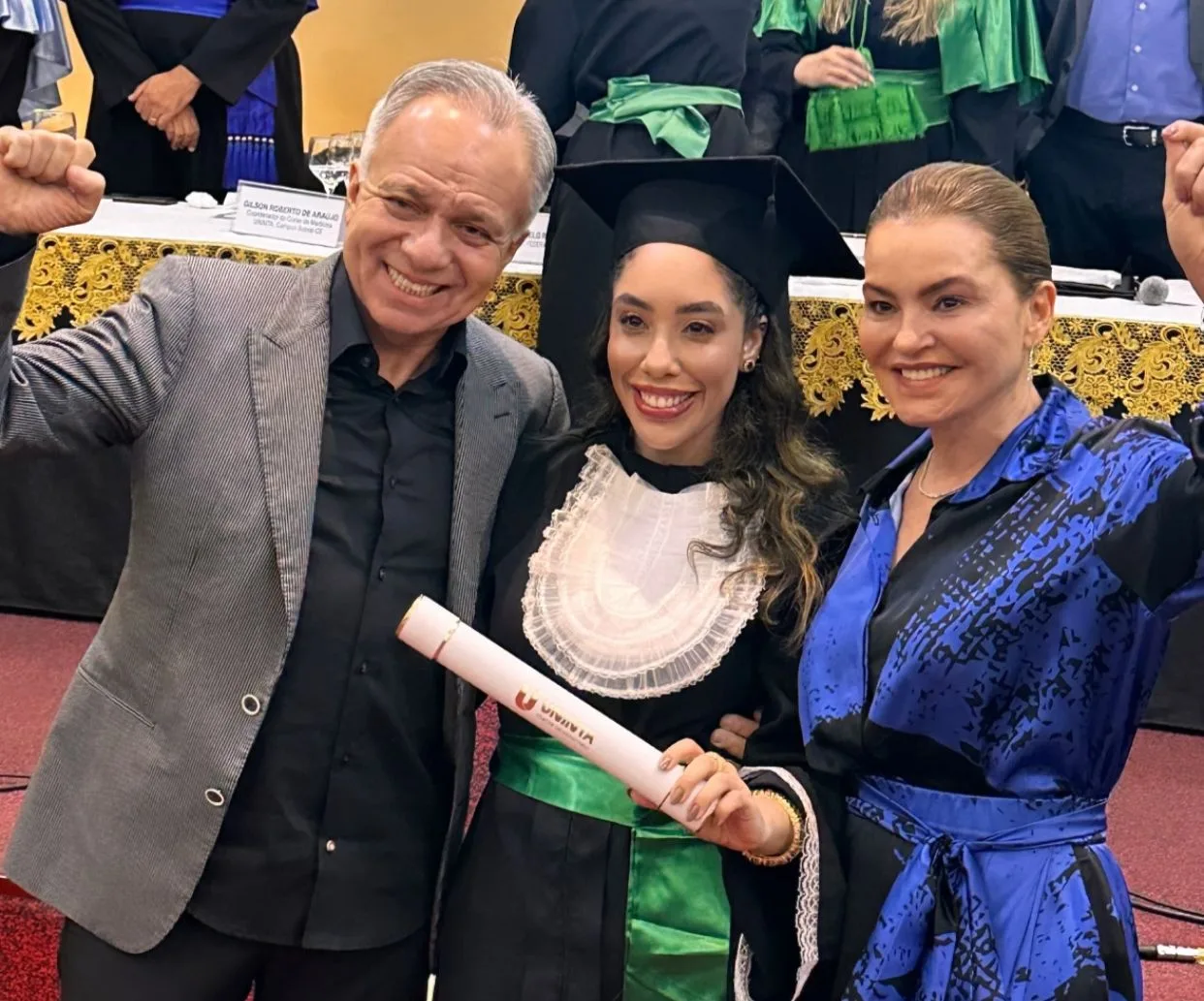 Lúcia Praciano e Tadeu Costa celebram a colação de grau da filha Marine em Medicina
