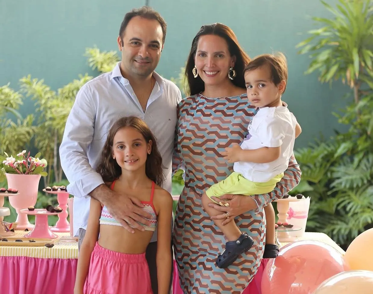 Mariana Queiroz e Felipe Gurgel comemoram o aniversário da filha Fernanda em animada pool party