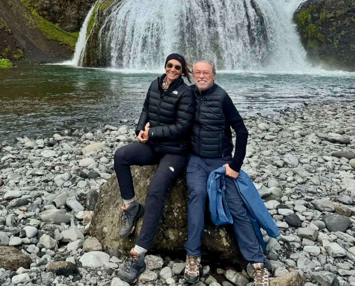 Rebecca e Cândido Albuquerque brindam 30 anos de amor e união em viagem pela Islândia