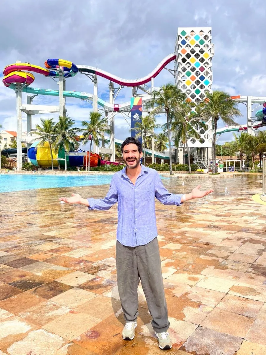 Após sucesso em novela, Caio Blat aproveita dias de descanso no Beach Park
