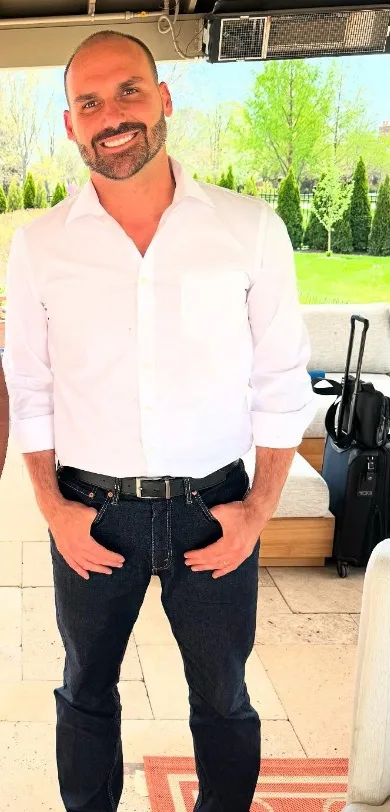 Deputado pede prisão de Eduardo Bolsonaro
