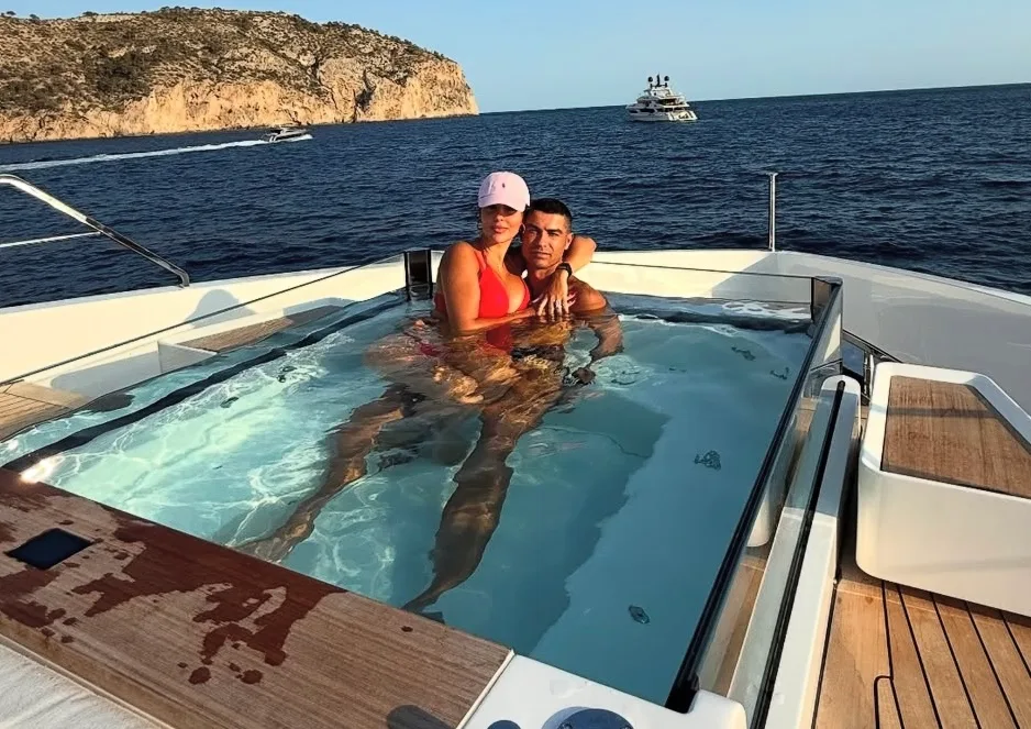Georgina Rodríguez mostra momento de descontração com Cristiano Ronaldo em iate de luxo