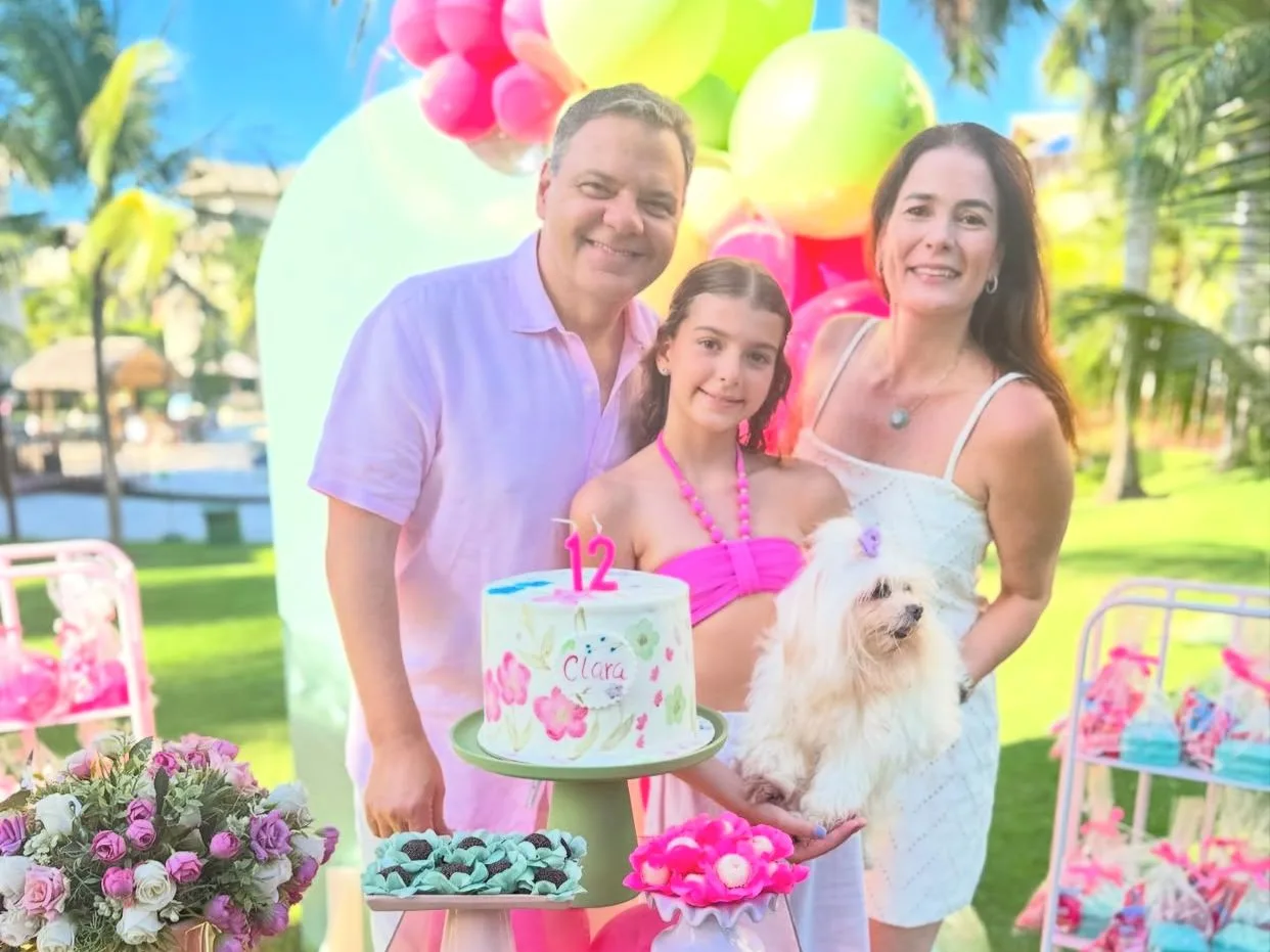 Thais e Tarso Ary festejam os 12 anos da filha Clara