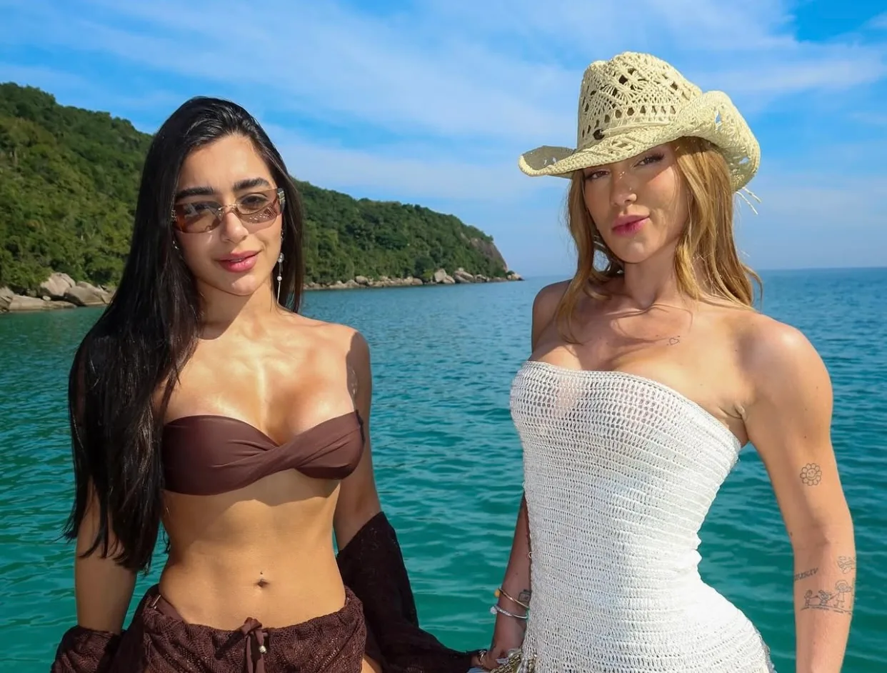 Virgínia e Duda Freire posam juntas em ensaio durante passeio de barco