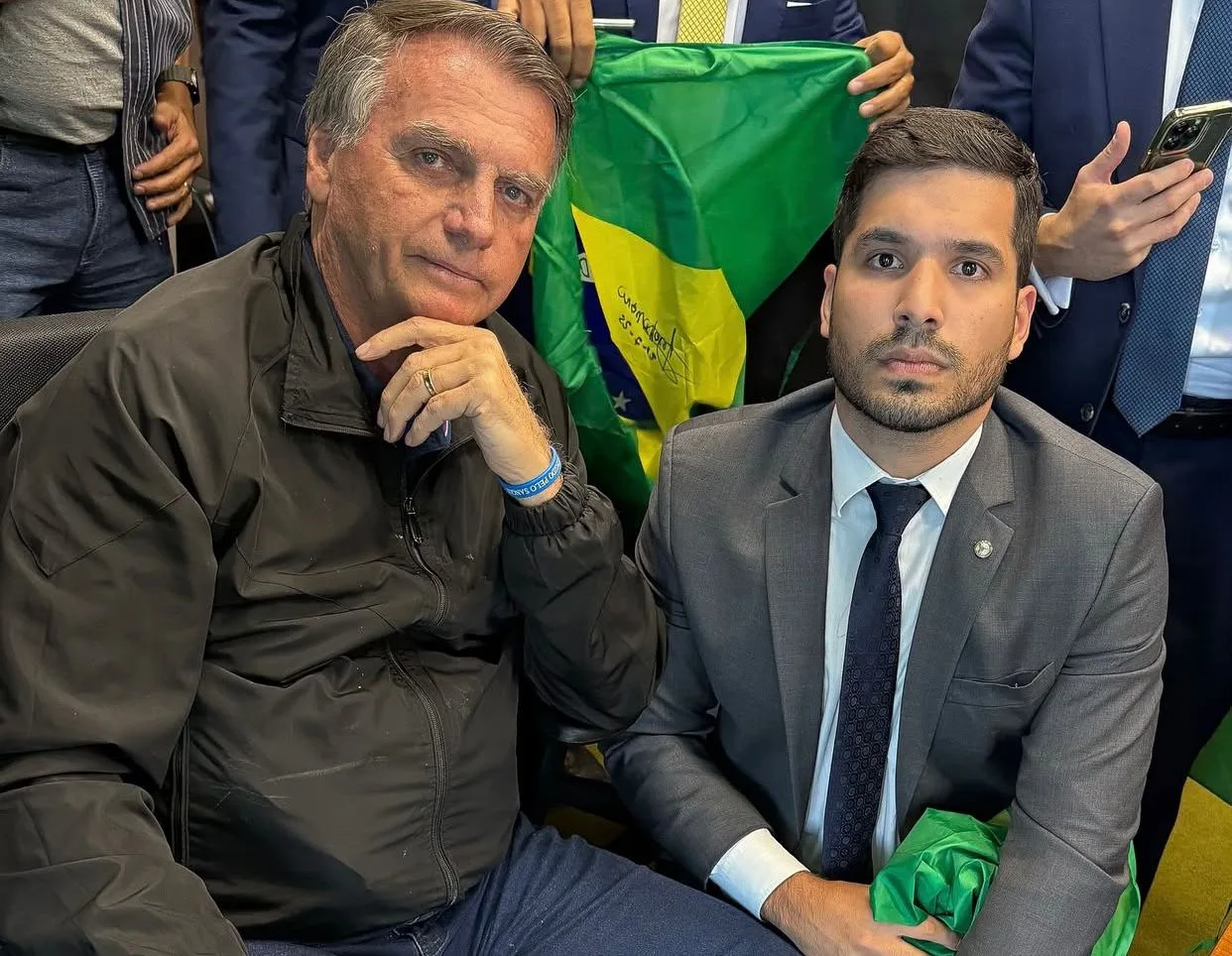 Bolsonaro mostra a tornozeleira em ida à Câmara: 'Máxima humilhação'