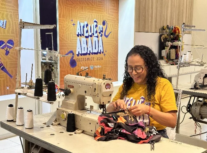 Costureiras de comunidades personalizam abadás para o Fortal em lojas sociais dos shoppings RioMar