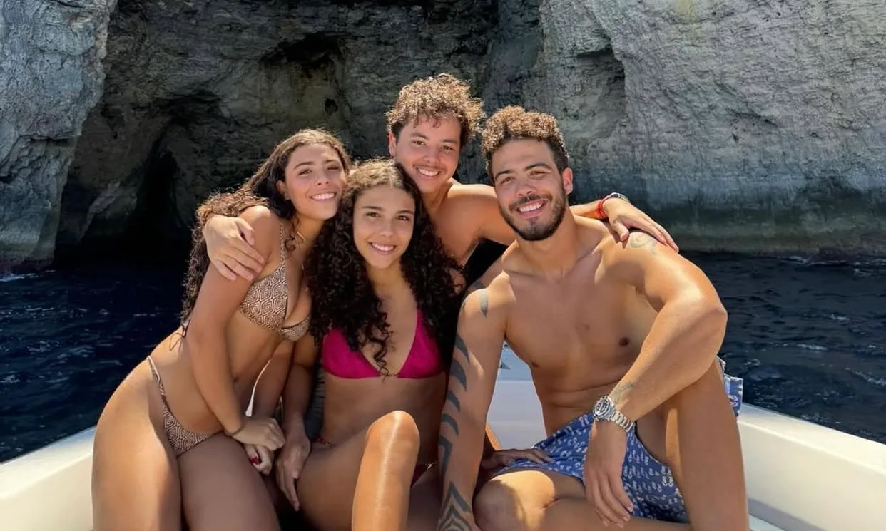 Filhos de Ronaldo Fenômeno aparecem juntos durante férias na Espanha
