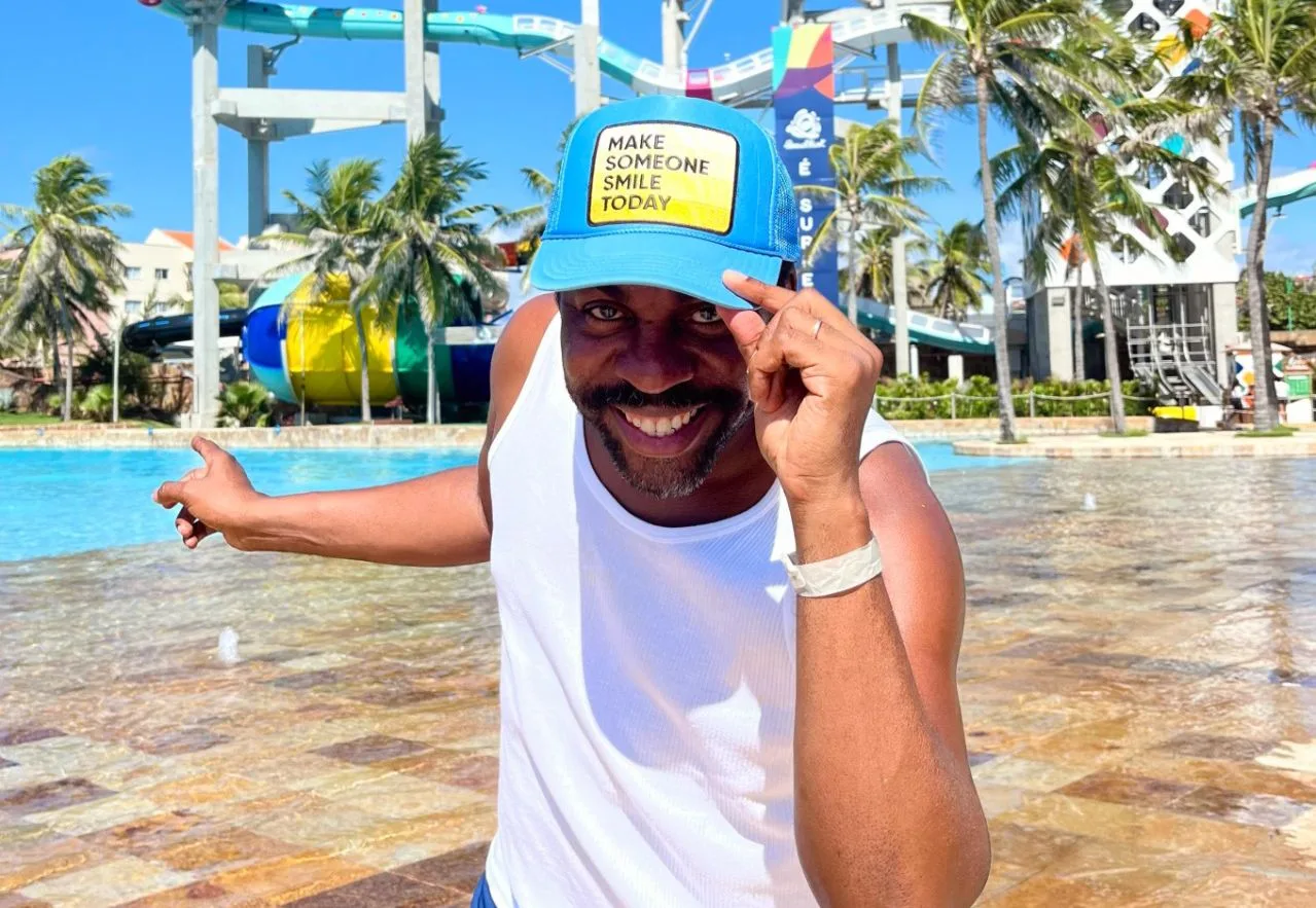 Lázaro Ramos e filhos aproveitam férias no Beach Park