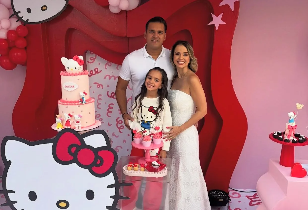 Wládia Cacau e Tony Martins festejam os sete anos da filha Duda com tema Hello Kitty
