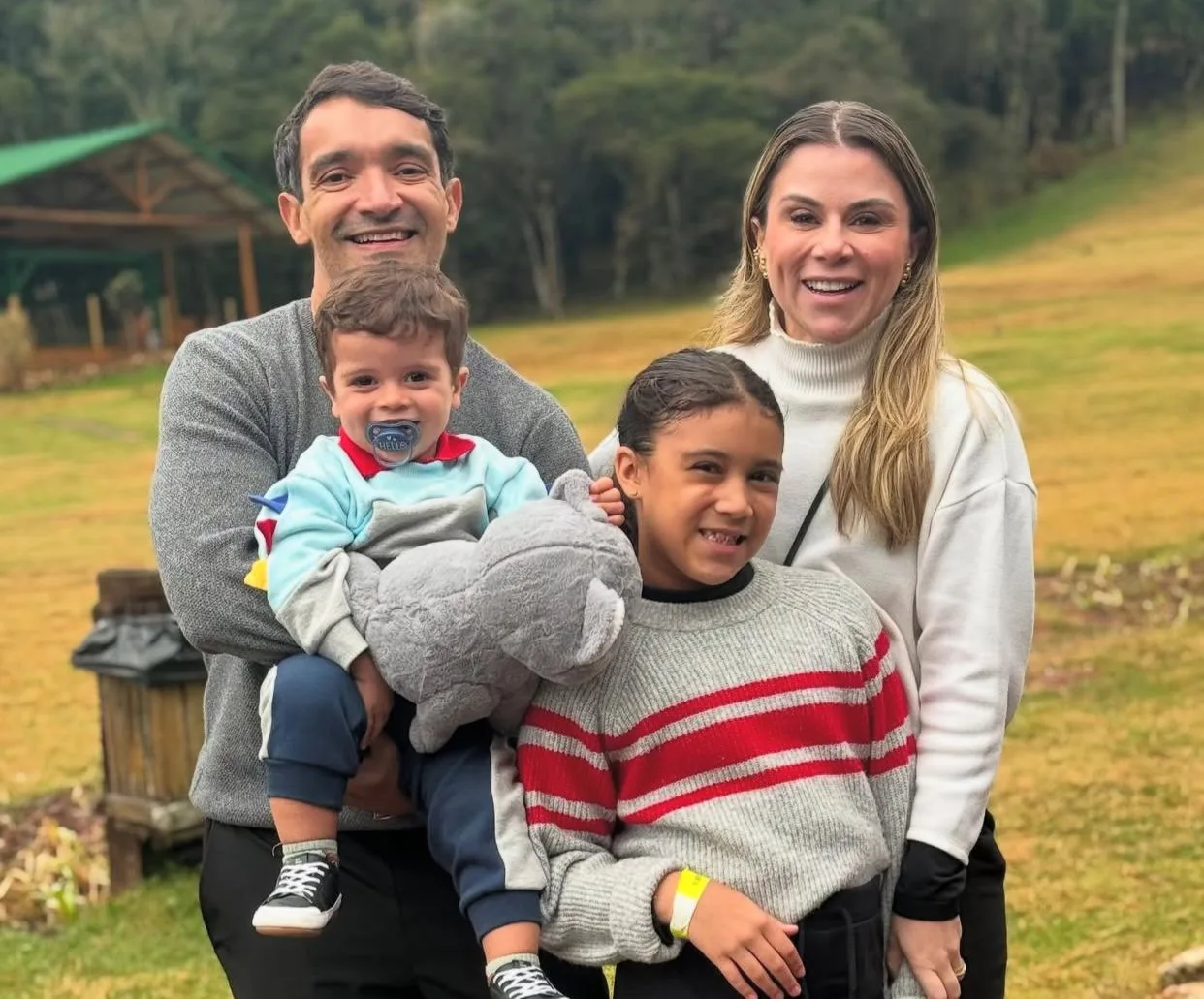 Livia e Valmique Filho em temporada por Campos do Jordão com os filhos