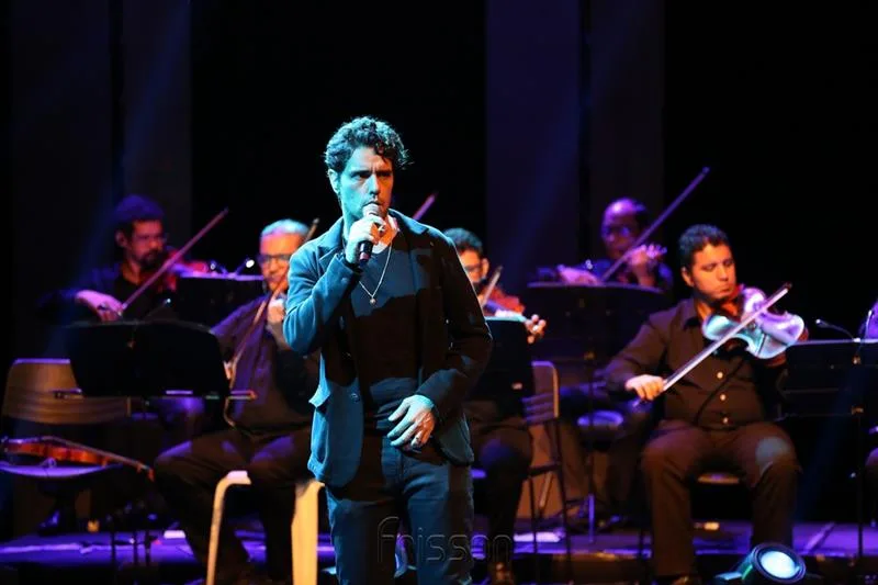 Tenor brasileiro Thiago Arancam apresenta espetáculo emocionante no Theatro RioMar