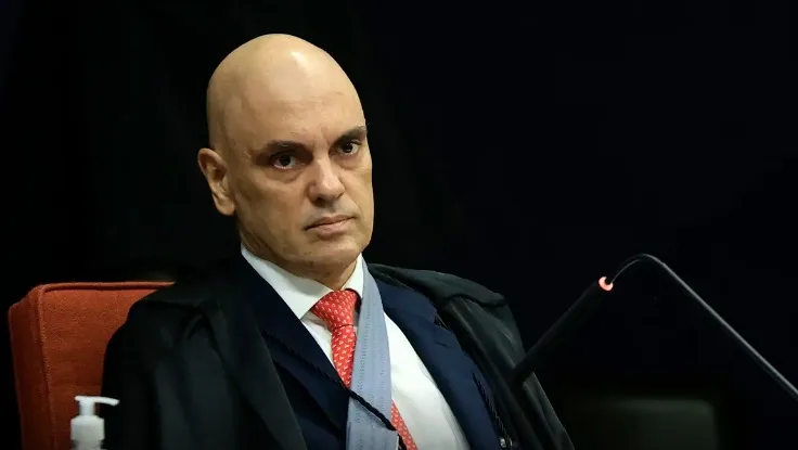 Alexandre de Moraes sobe o tom para a família Bolsonaro