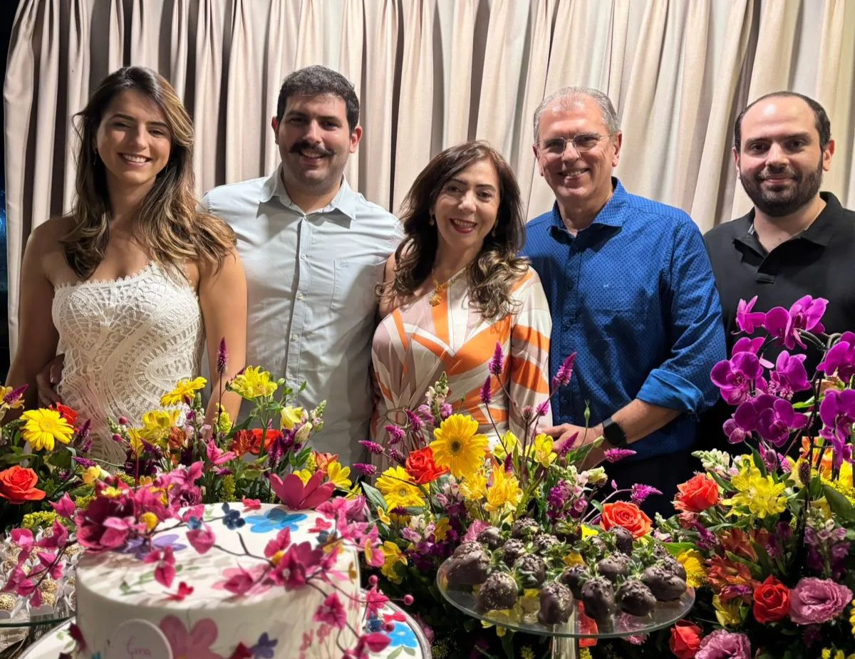 Gina Pompeu recebeu familiares e amigas para comemorar seu aniversário