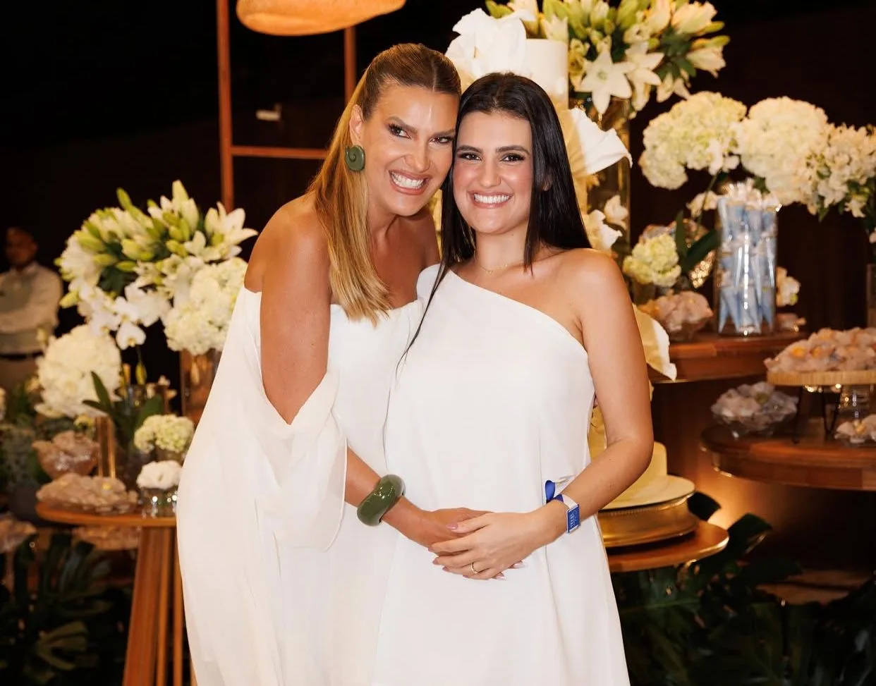 Andrea Guimarães anuncia que será avó de uma menina