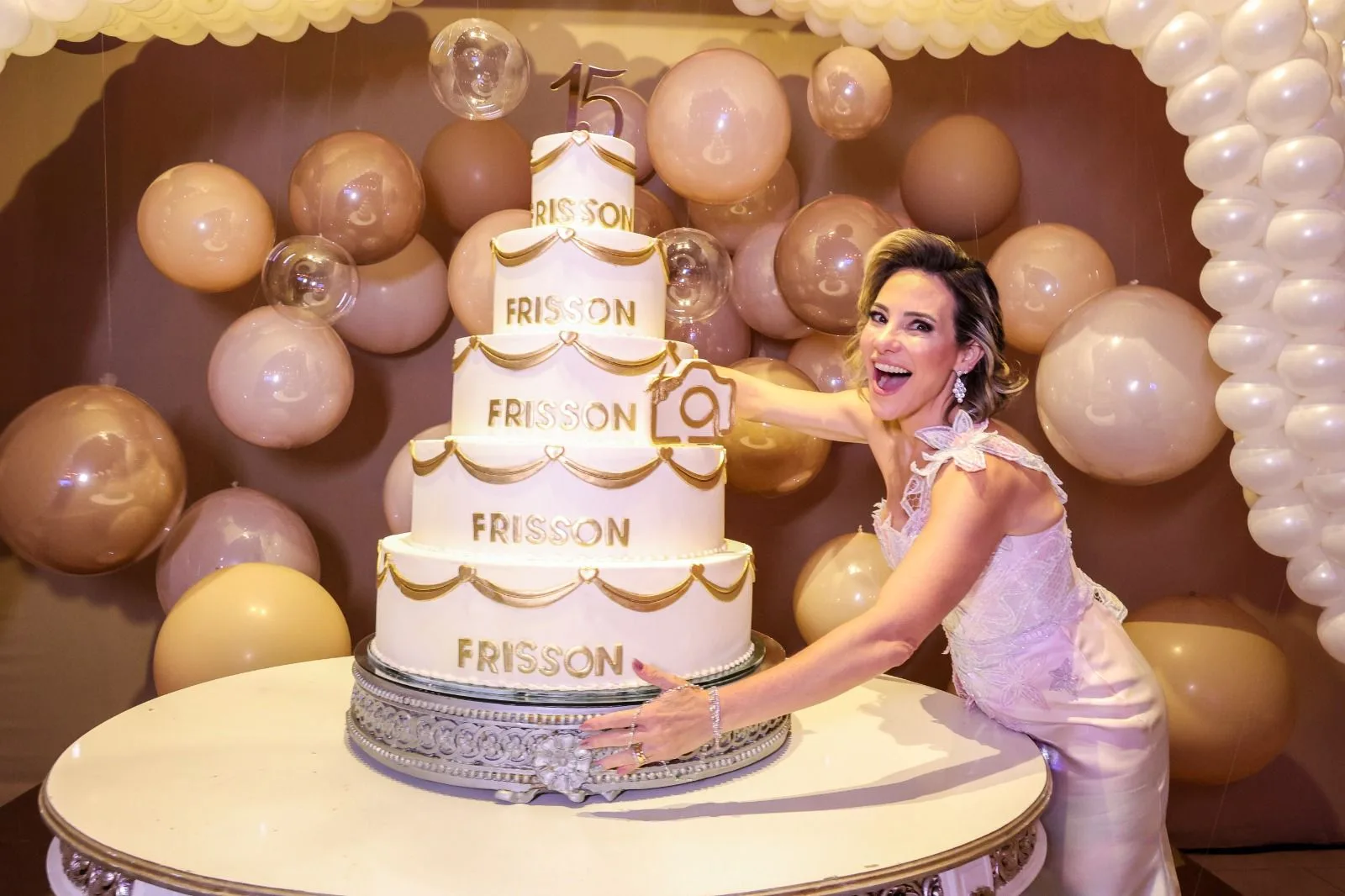 Analu Gourmet assina o elogiado bolo dos 15 anos do Frisson
