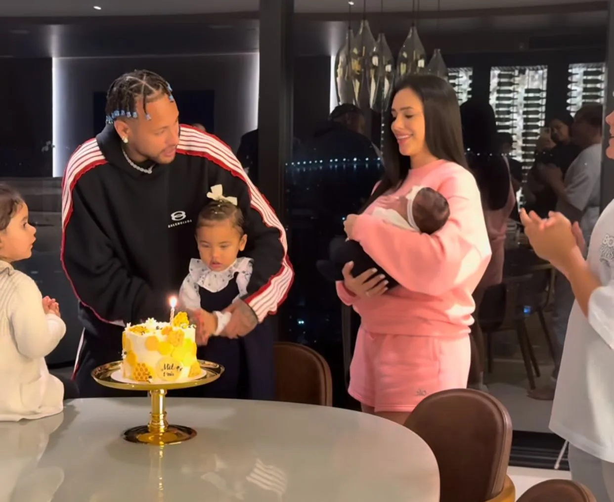 Neymar e Bruna Biancardi comemoram primeiro mesversário da Mel