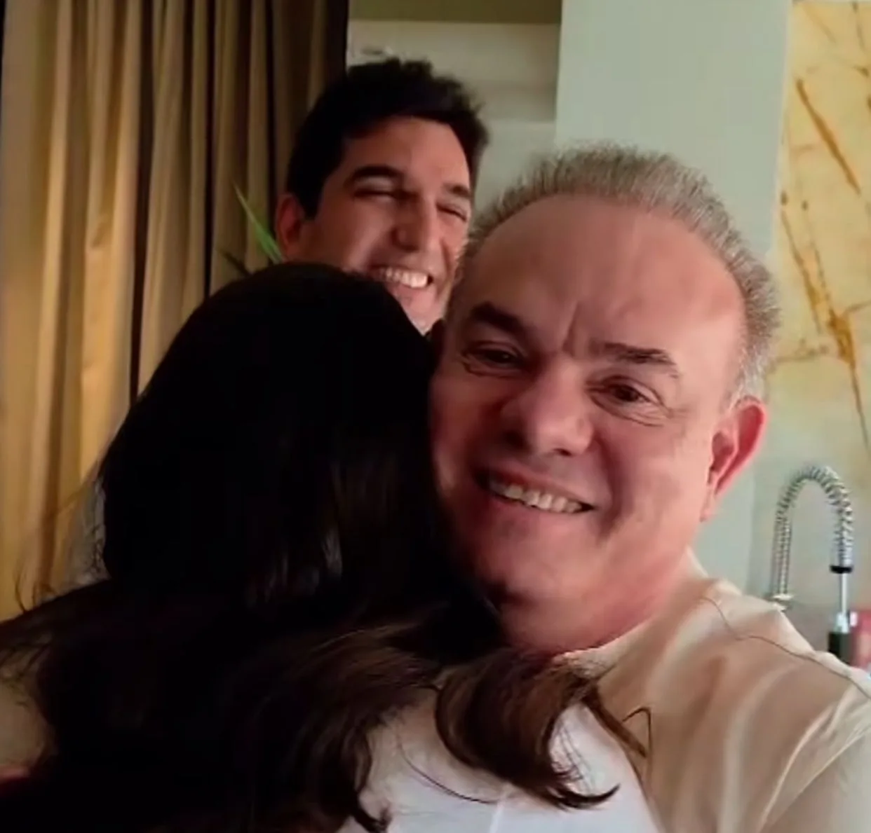 Fernanda Pessoa e Esio de Souza celebram que serão avós de um menino