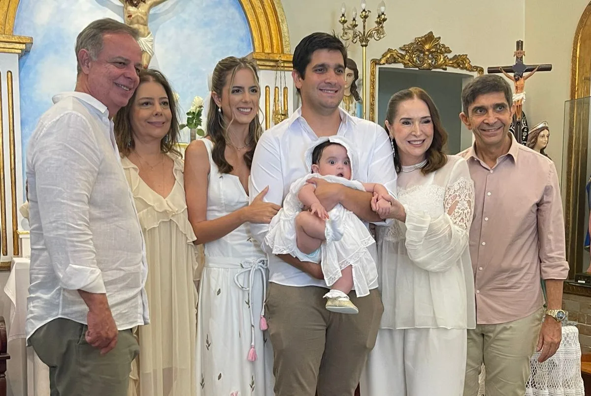 Bia Gradvohl e Wagner Neto levam a filha Giovana à pia batismal