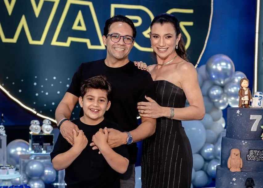 Paulo Pedrosa e Adriana Cordeiro comemoram os sete anos do filho Romero em animada festa