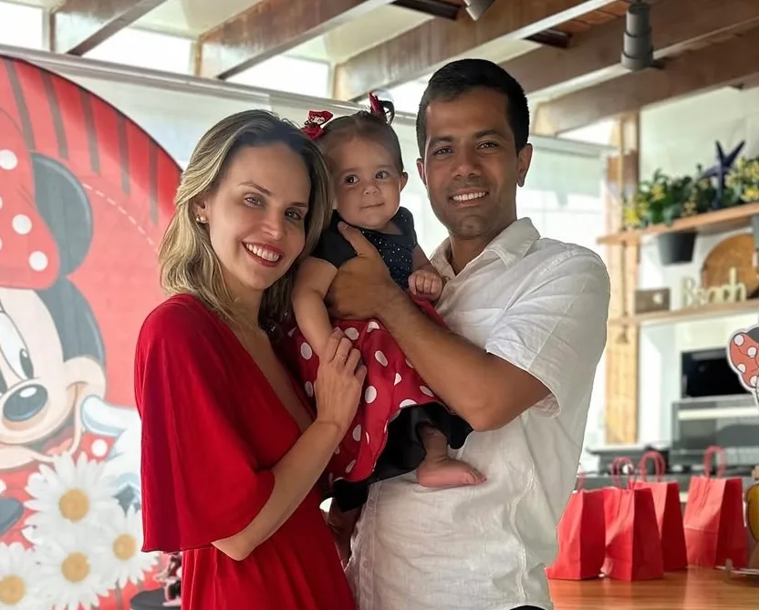 Gabriella Aguiar celebra 10 meses da pequena Sarinha com festa temática da Minnie