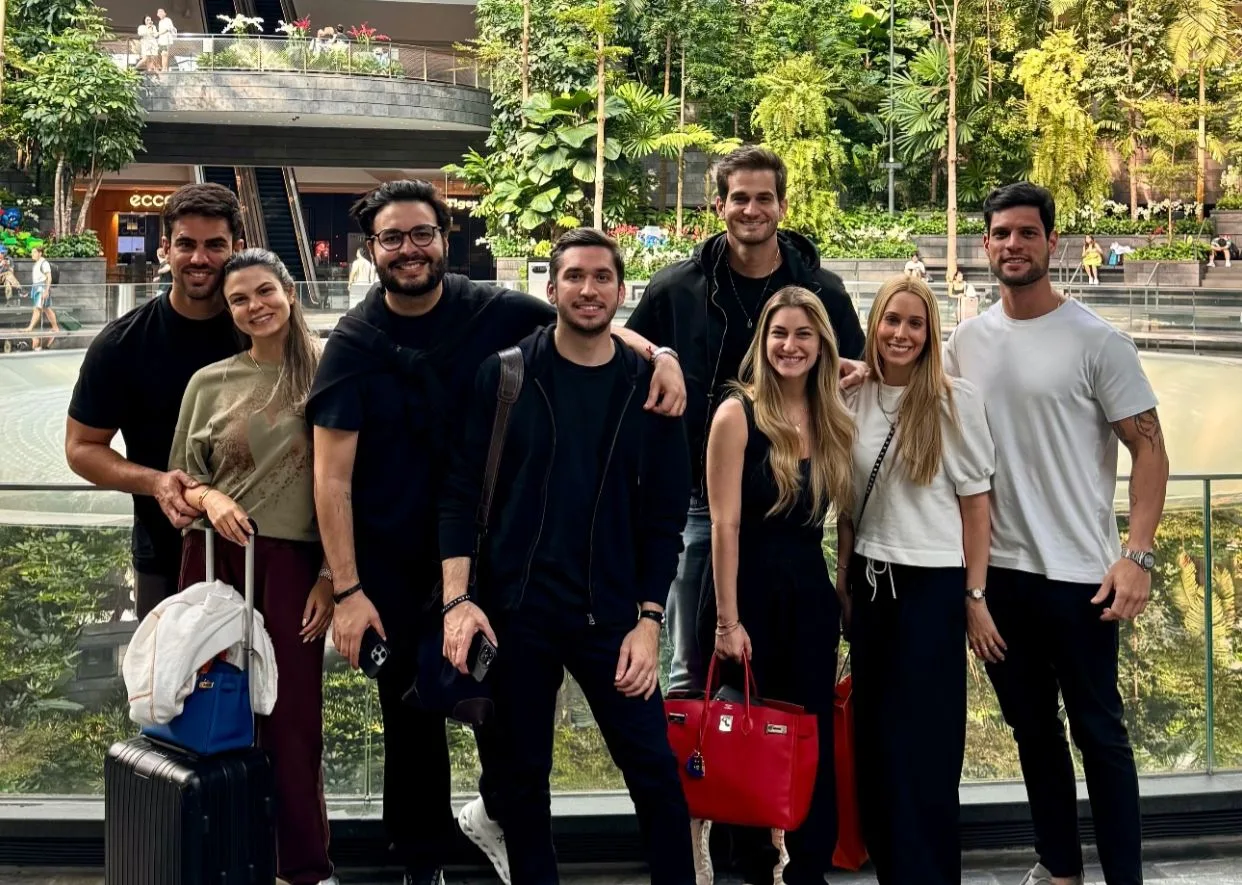 Singapura recebe Bruna e Ravi Macedo com animado grupo de amigos