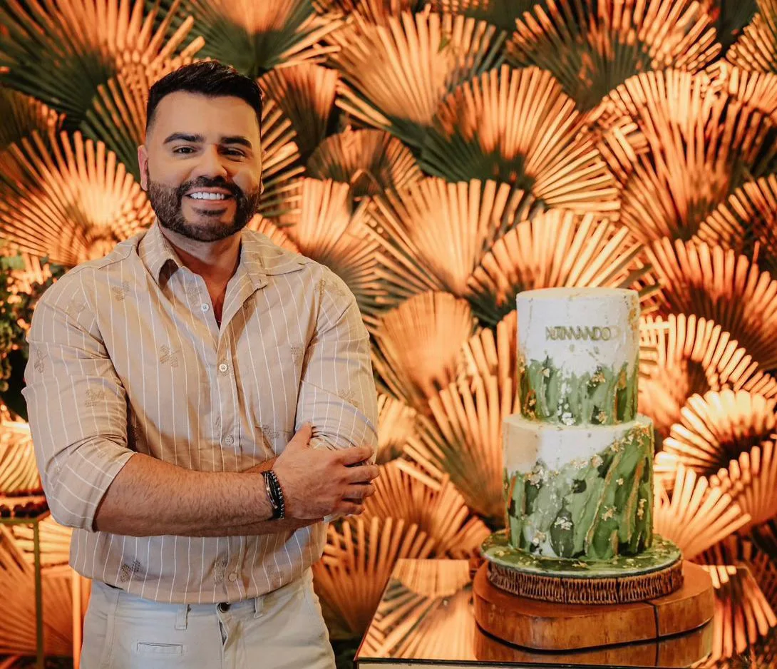 Armando Araújo assopra velinhas em animadíssima festa