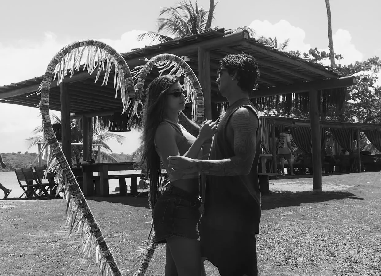 Gabriel Medina publica foto com Isabella Arantes e confirma clima de romance