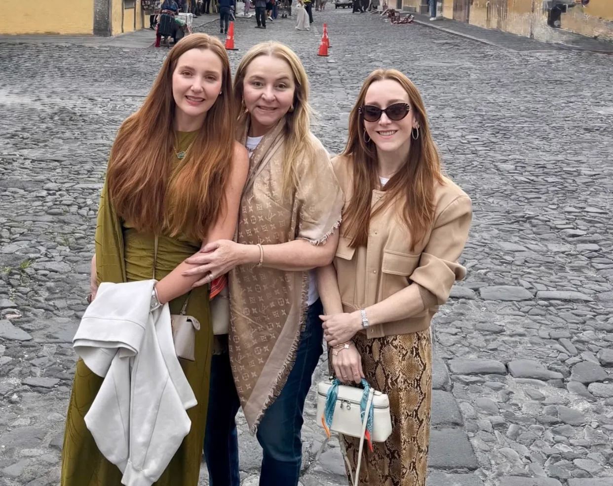 Mariah, Larissa e Sandra Fujita em tour pela Guatemala