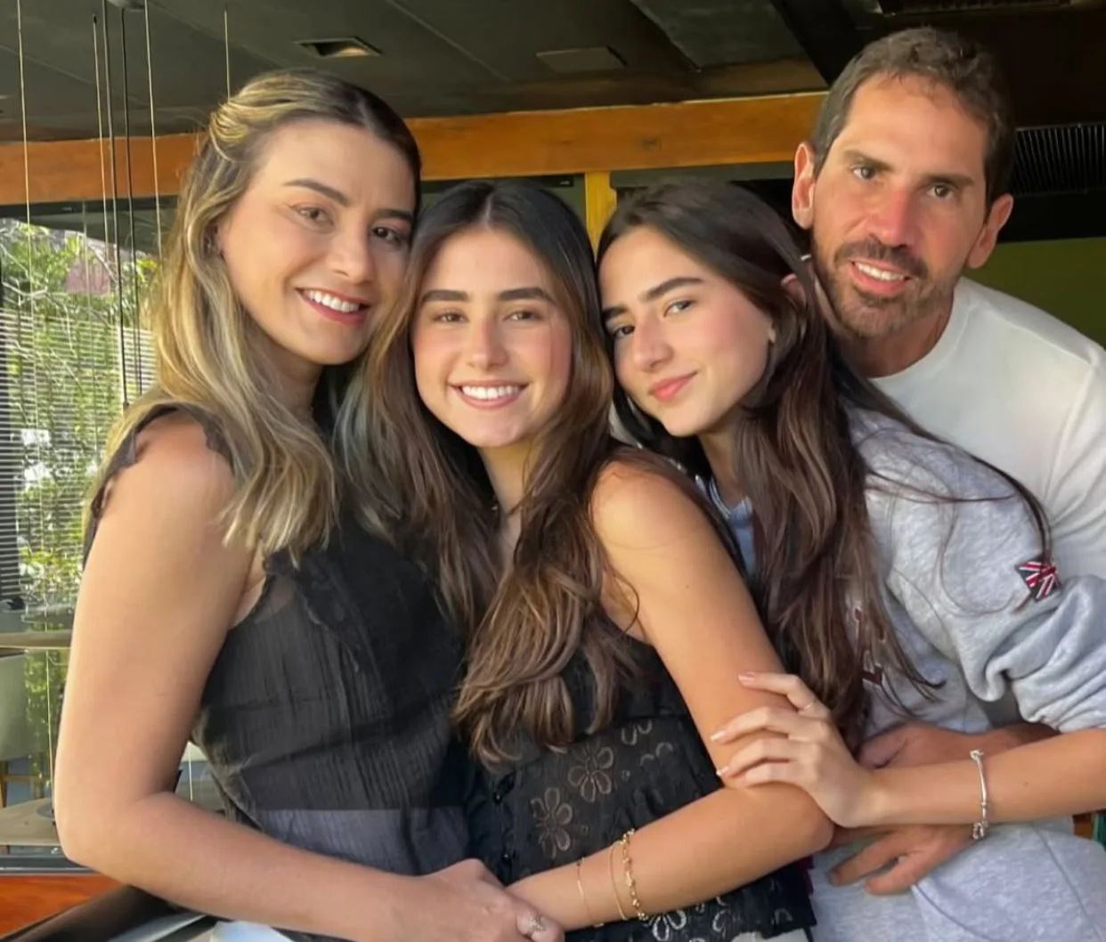 Mariana Pimenta e Reimilson Cruz comemoram os 18 anos da filha Thina