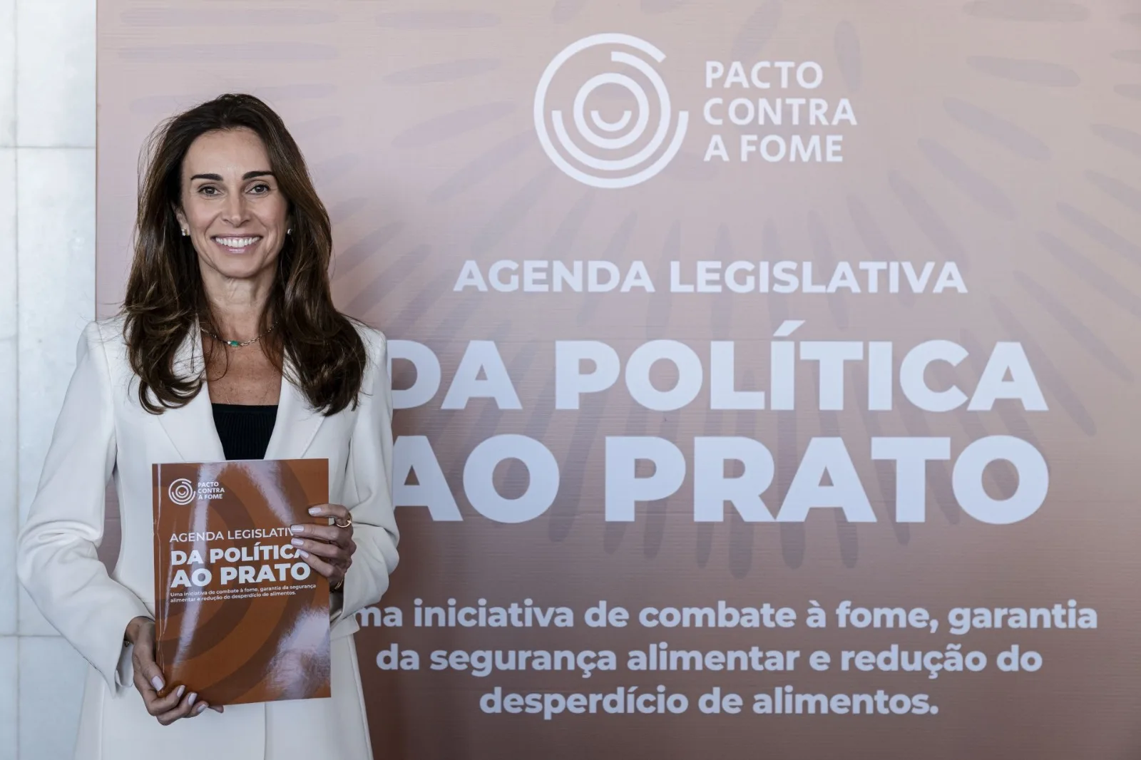 Geyze Diniz entrega proposta legislativa a Hugo Motta com foco em combate à fome e desperdício