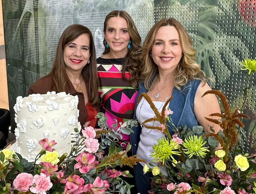 Michelle Aragão é surpreendida com almoço intimista por seu aniversário