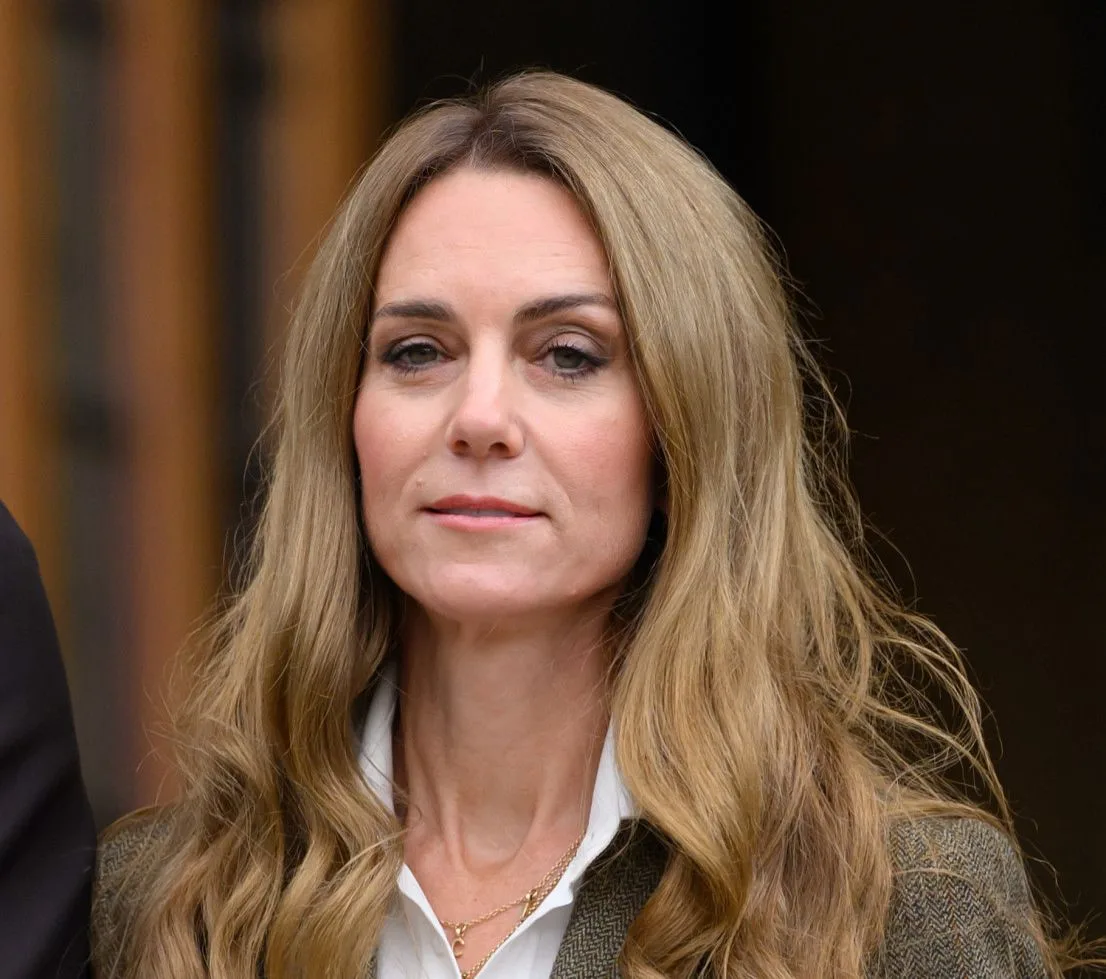 Kate Middleton muda o visual e surge loira em evento