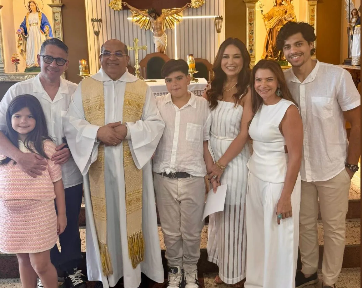 Marcella e André Camurça batizam o filho Mateus em emocionante cerimônia