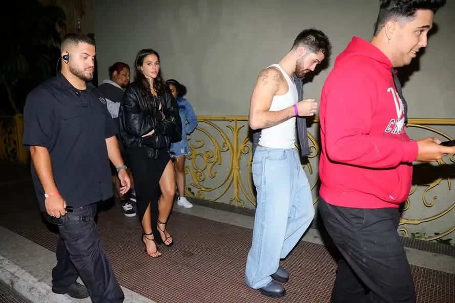 Com sandália arrebentada, Bruna Marquezine deixa festa com João Guilherme e mostra bom humor