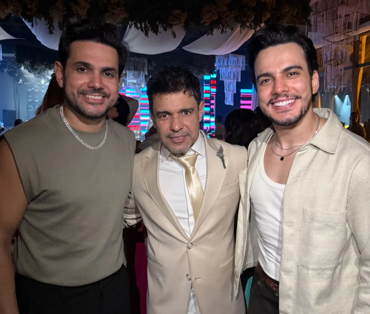 Momento tiete: Luís Marcelo & Gabriel registram encontro com ídolo Zezé di Camargo