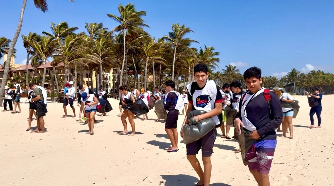 Beach Park promove mutirão ambiental no Porto das Dunas com participação de 400 voluntários