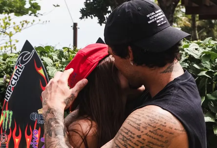 Gabriel Medina ganha chamego da namorada, Isabella, após homenageá-la em pranchas