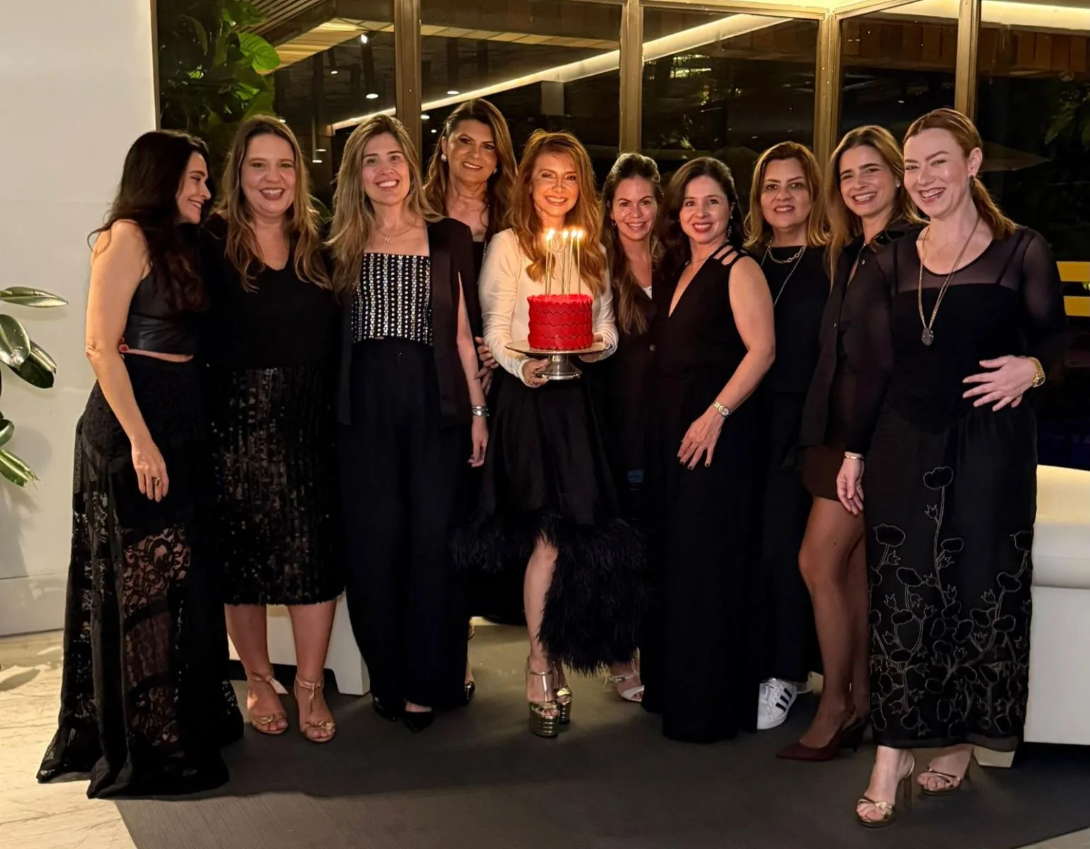 Emília Buarque comemora aniversário cercada de amigas