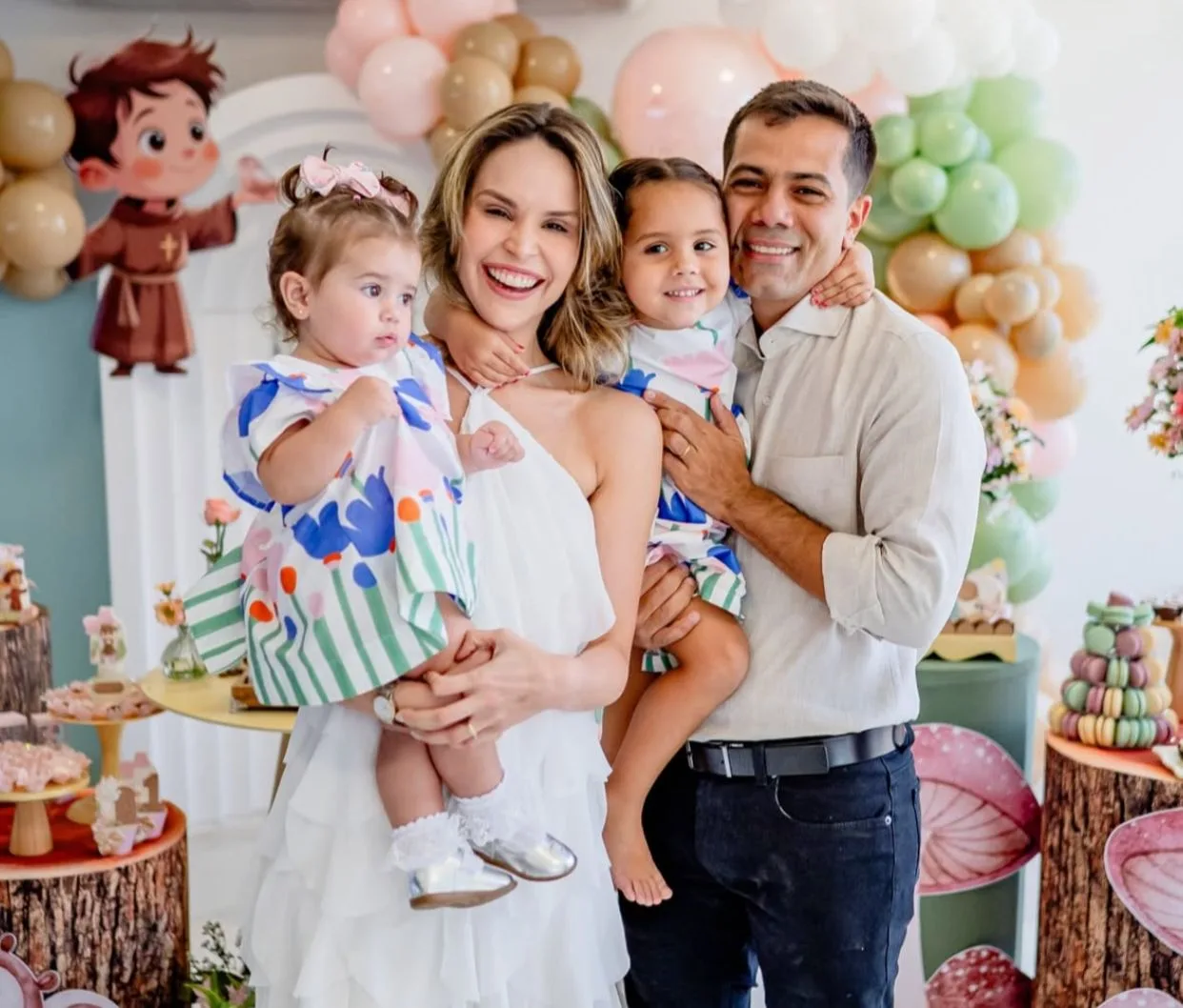 Gabriella Aguiar e Claudio Leite comemoram o primeiro aniversário da filha, Sara
