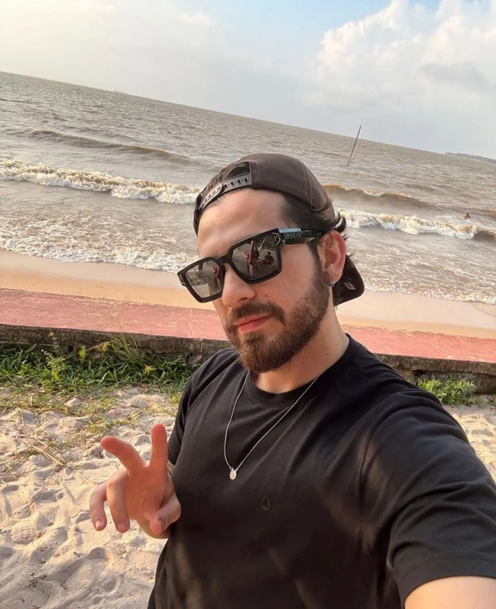 Gustavo Mioto e Mari Menezes curtem dia de praia no Rio e levantam rumores de affair