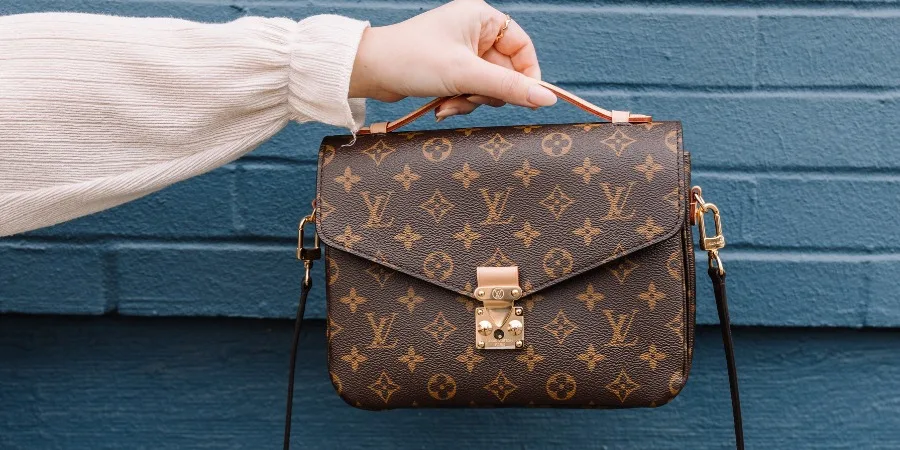 Louis Vuitton vence processo histórico de falsificação e será indenizada em US$ 584 milhões nos EUA