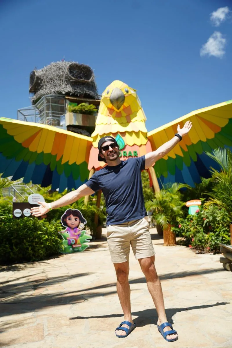 Thales Bretas celebra o Dia das Crianças com os filhos no Beach Park