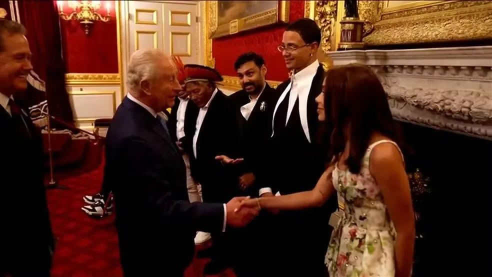 Anitta se encontra com Rei Charles III em evento sobre sustentabilidade na Inglaterra