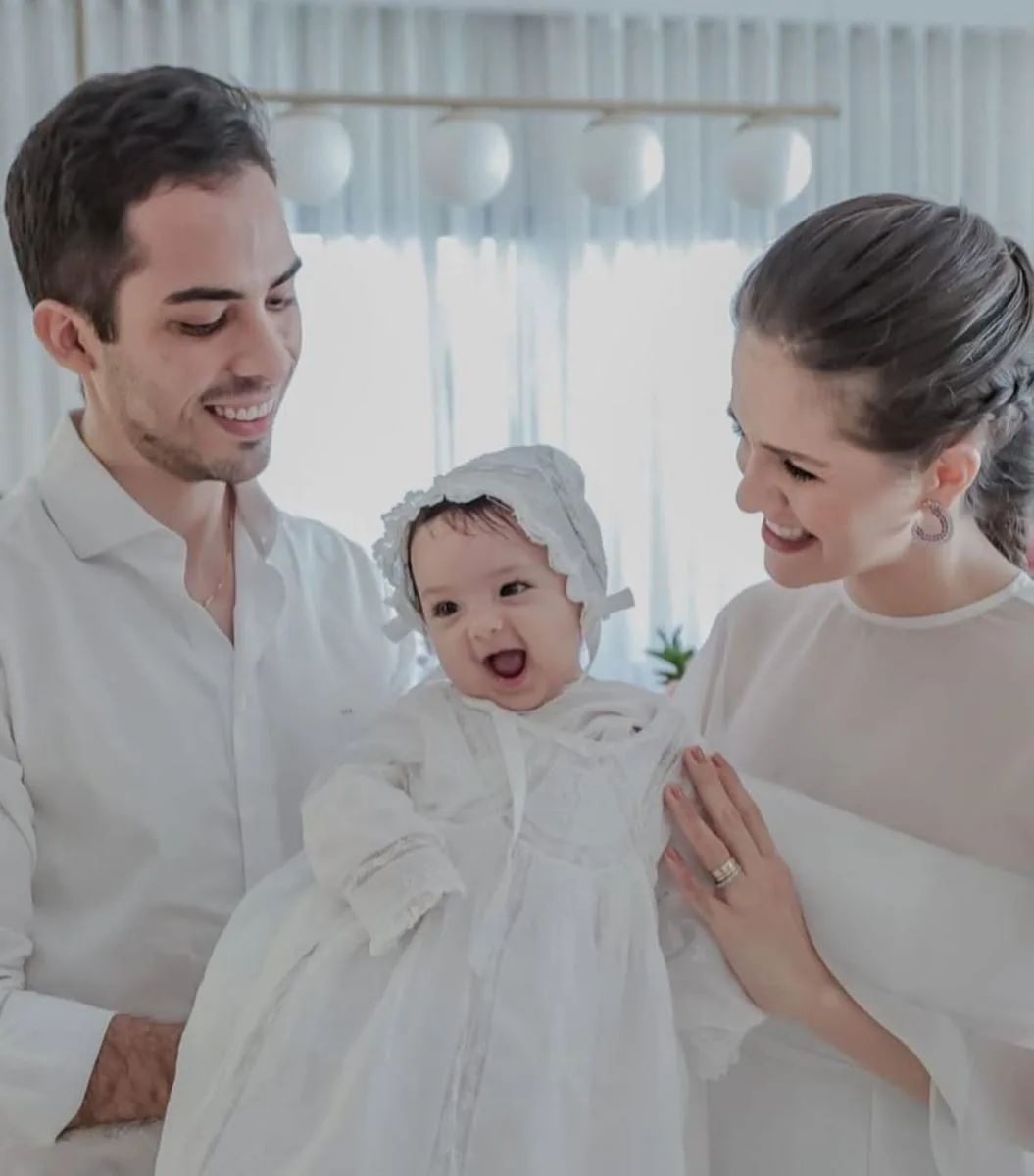 Júlia Camelo e Filipe Andrade levam a filha Maria Clara à pia batismal