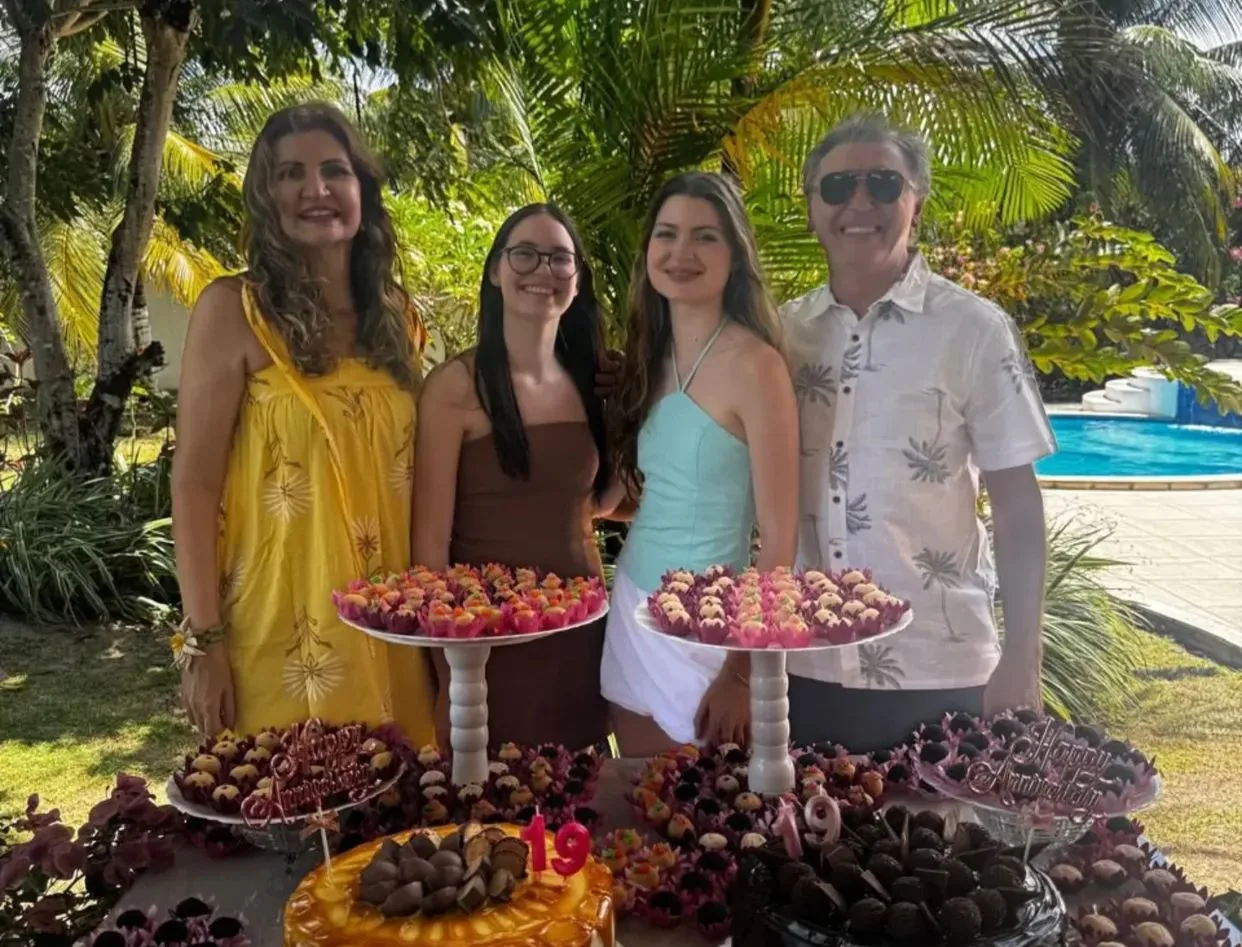 Laura e Maurício Filizola celebram os 19 anos das filhas Sarah e Sophia