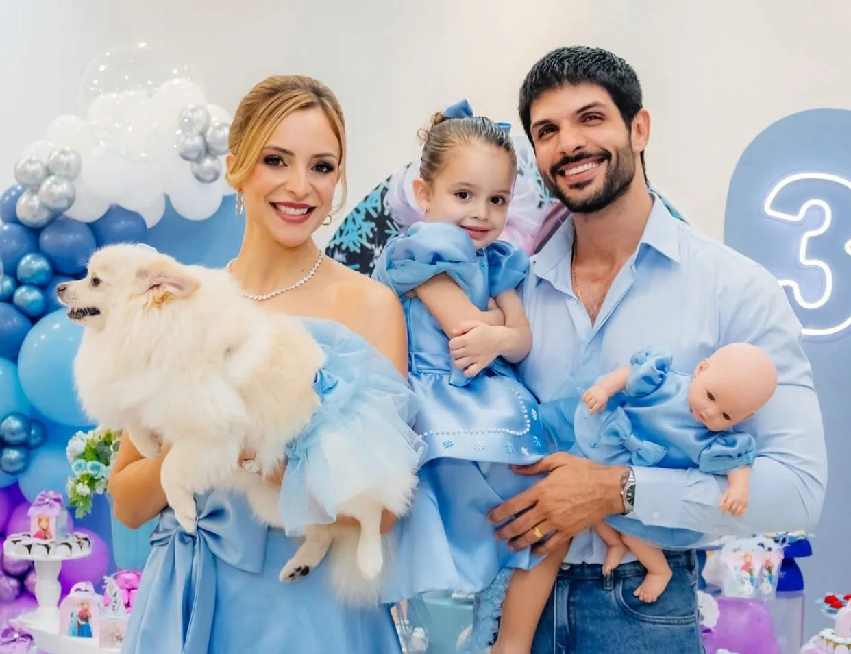 Ana Lúcia e Lucas Fernandes assopram as três velinhas da filha, Luísa