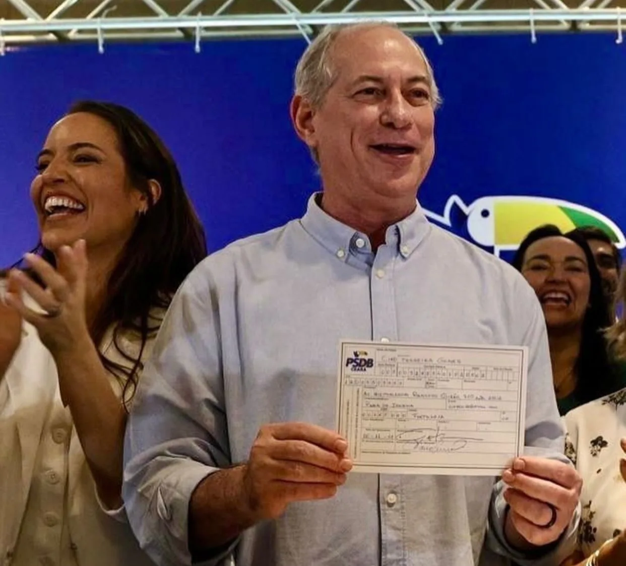 Ciro Gomes assina retorno ao PSDB em evento com Tasso Jereissati