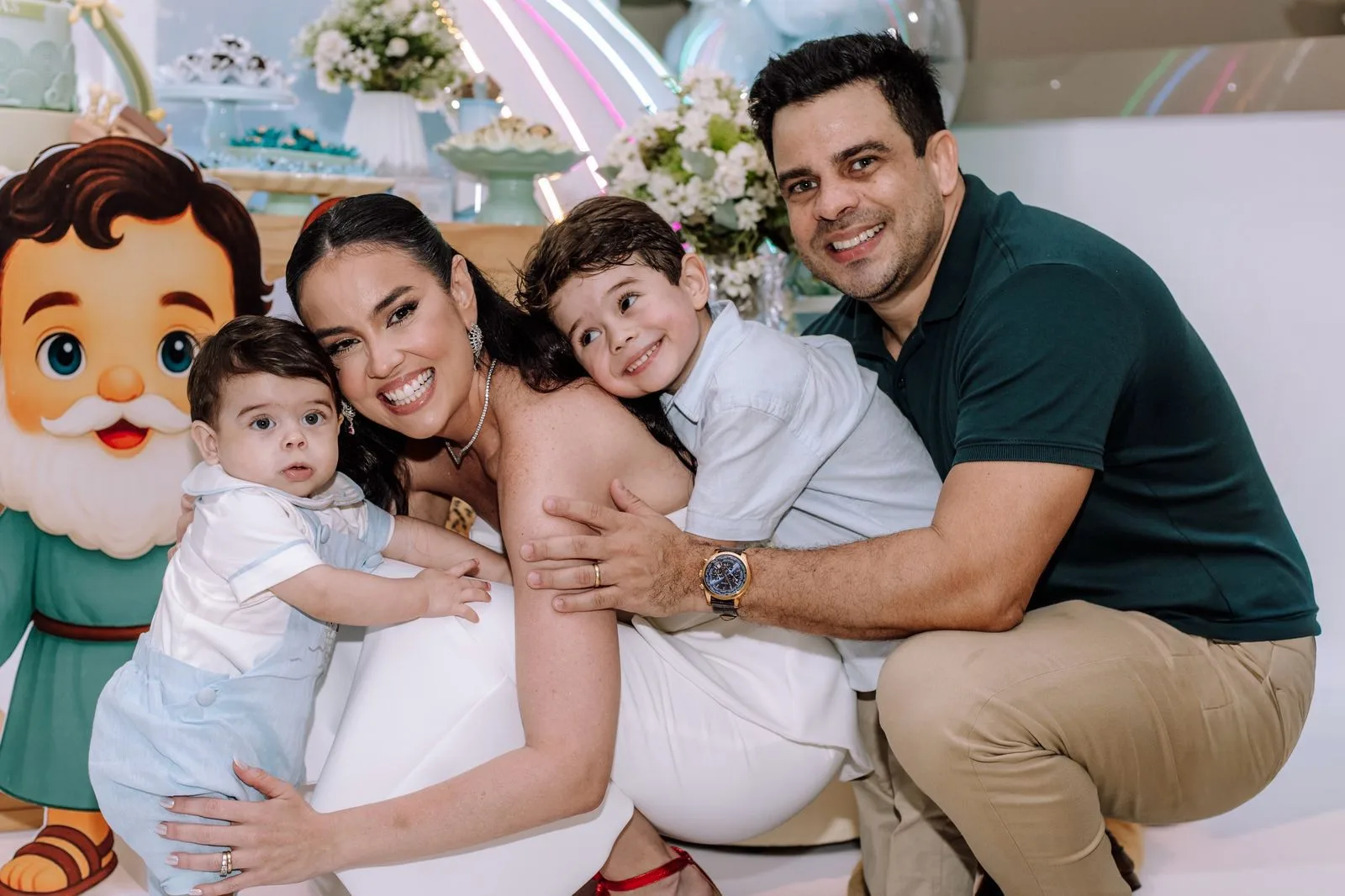 Rachel e Igor Vieira assopram a primeira velinha do filho, Lucas